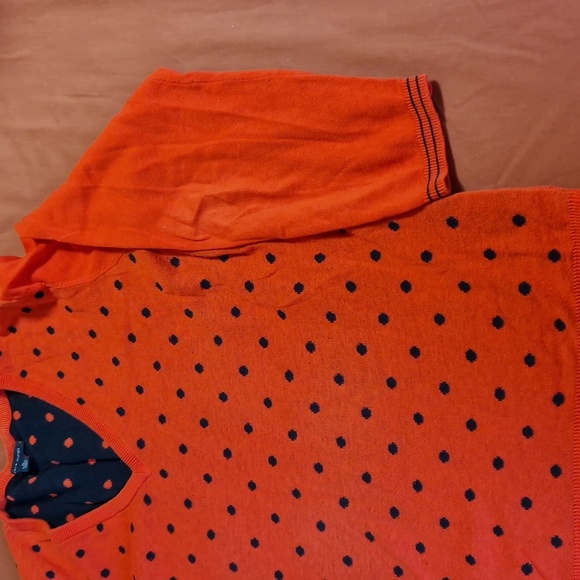 Red v-neck sweater with navy polka dots - Picture 4 of 5